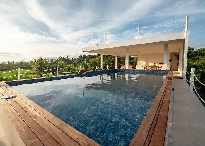 Trika Surfcamp Bali ホテル 4*
