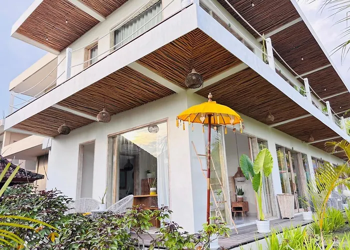 Trika Surfcamp Bali ホテル 4*