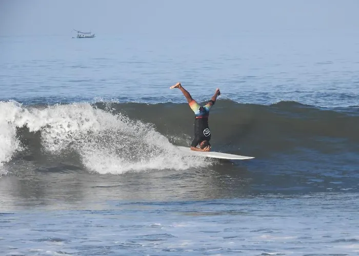 ホテル Trika Surfcamp Bali Airsatang