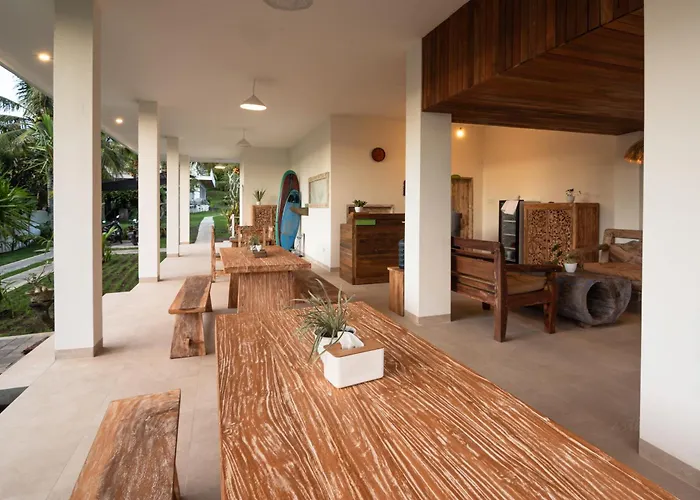Trika Surfcamp Bali ホテル Airsatang